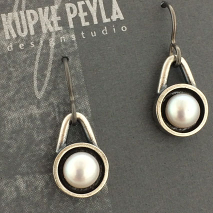 Earring dangle with white pearl