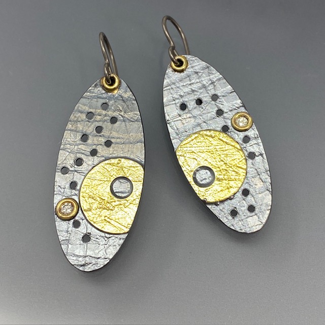 oval perforated earrings with Diamond