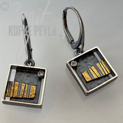Square earrings with diamond