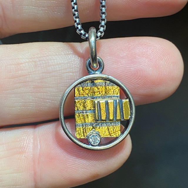 Small Round twotone pendant with diamond