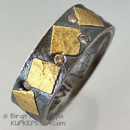 Ring with seven gold squares and five diamonds