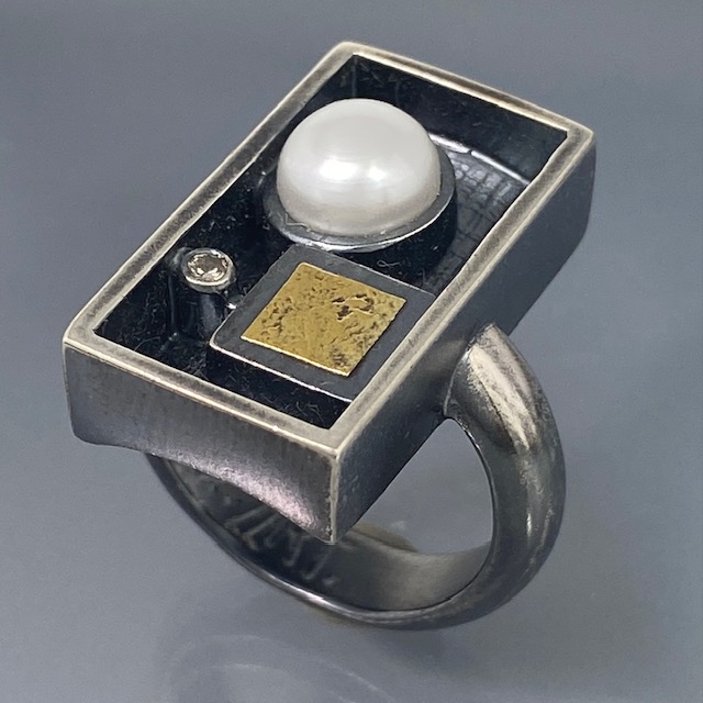 rectangular ring with diamond and pearl